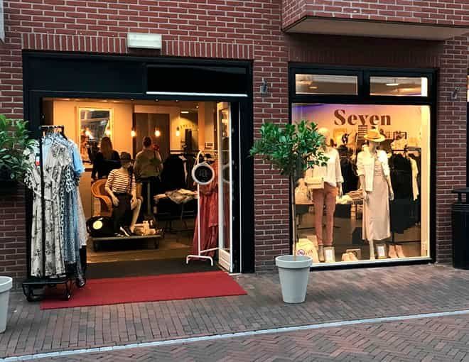 De gevel van Seven aan de Luttekepoortstraat met de naam in beide etalages