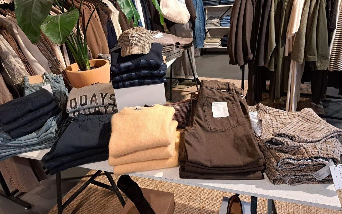 De winkel van Seven met de nieuwe 10Days collectie op tafel en aan de rekken