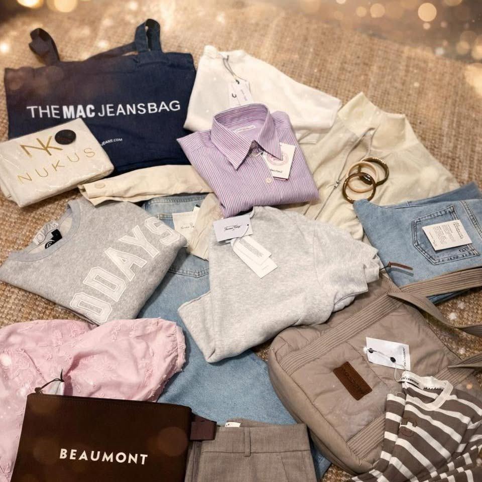 Flatlay met een MAC jeanstas, een Nukus label, Beaumont en 10Days sweaters