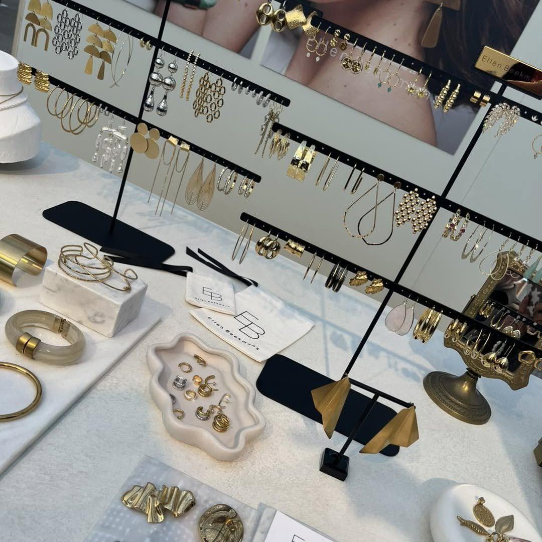 Sieraden en armbanden op een stand op de Modefabriek