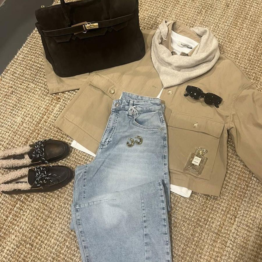 Beige jasje met jeans en een bruine tas