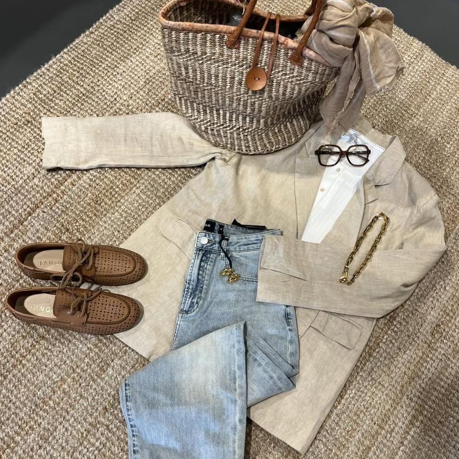 Linnen blazer, jeans, mand-tas en gevlochten loafers