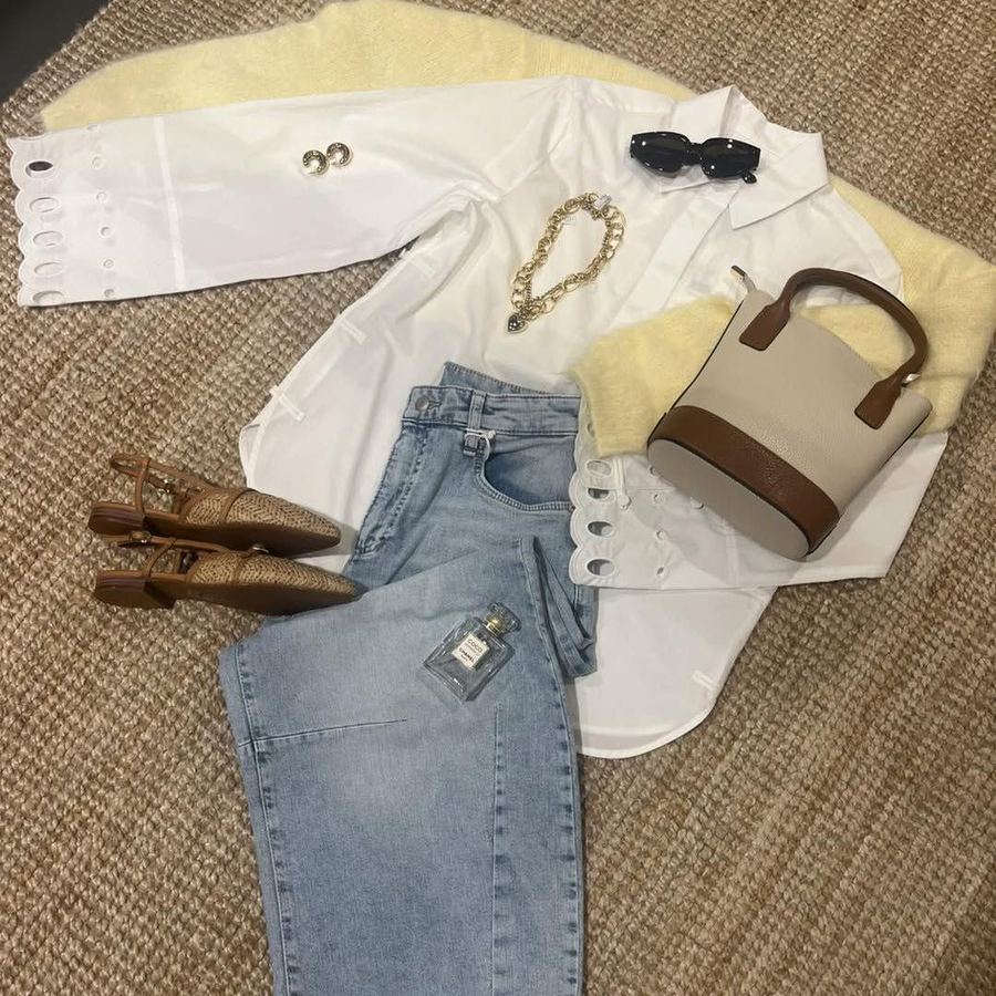 Witte blouse met jeans en een tweekleurige tas