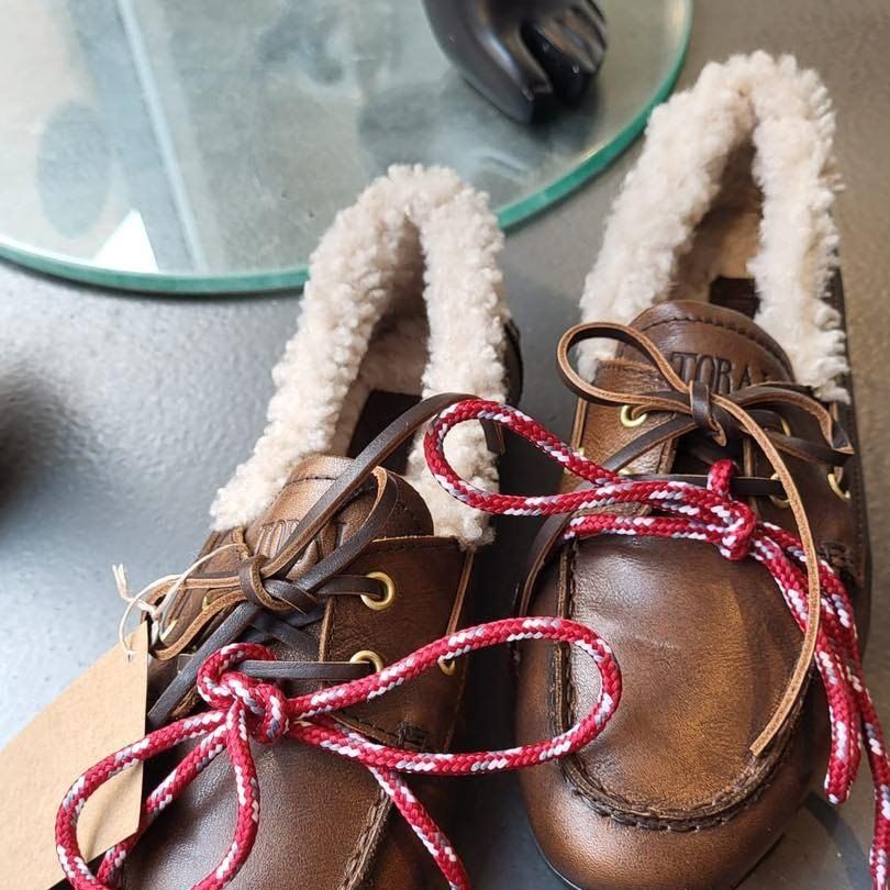 Bruine bootschoenen met rode veters