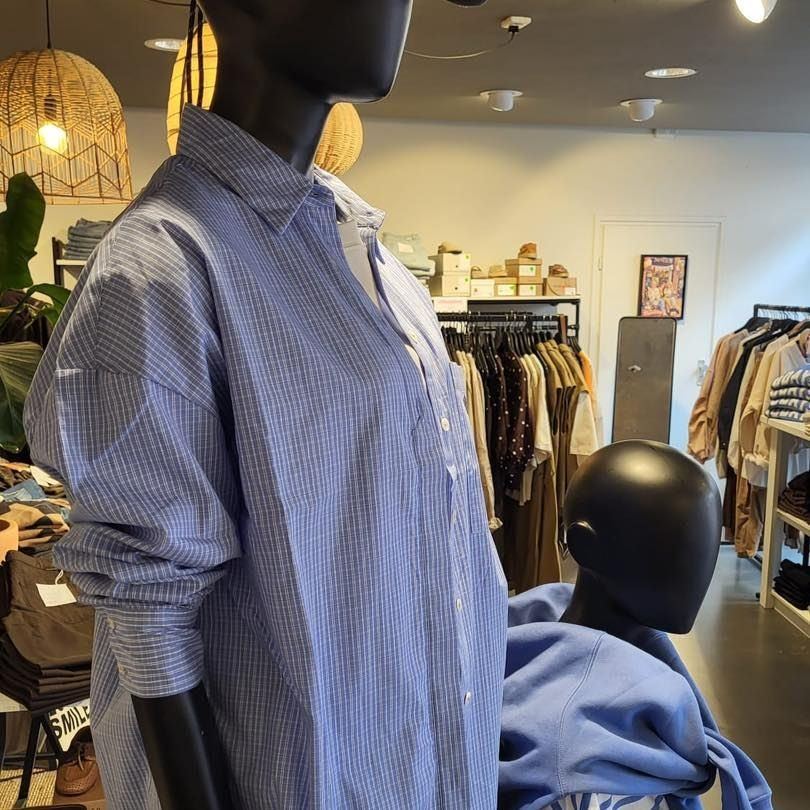 Blauw geruite blouse op een etalagepop