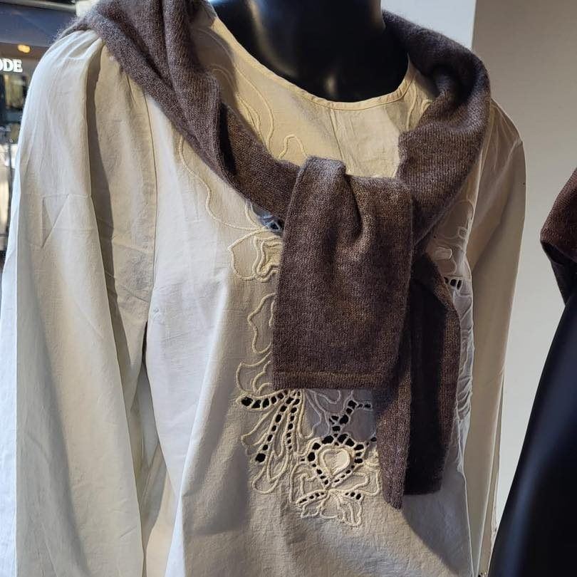 Geborduurde blouse met een gebreide sjaal