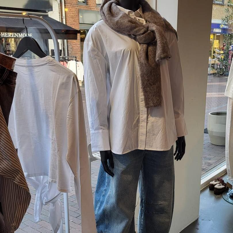 Witte blouses met een bruine sjaal en jeans